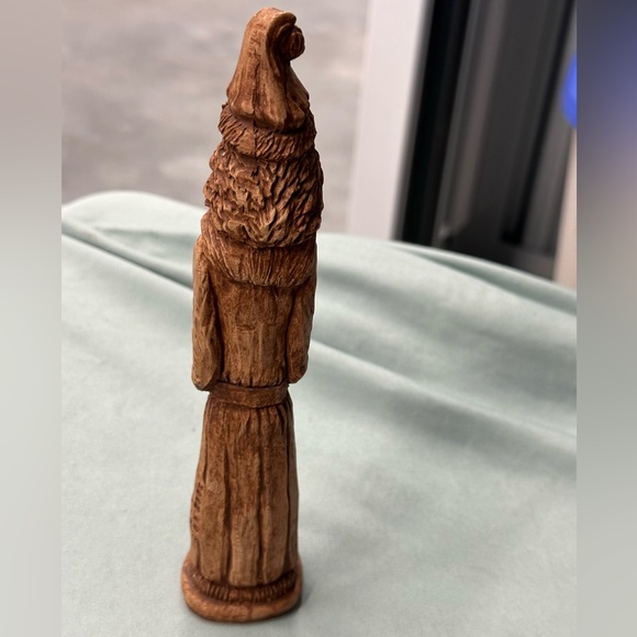 Resin wood toned carved Santa. Great detail! About 7.5 inches tall! - Picture 3 of 7